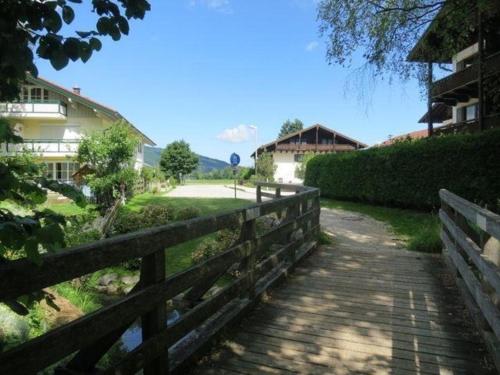 a wooden fence and a walkway next to a building at Ferienwohnung für 4 Personen ca 55 qm in Inzell, Bayern Oberbayern in Inzell