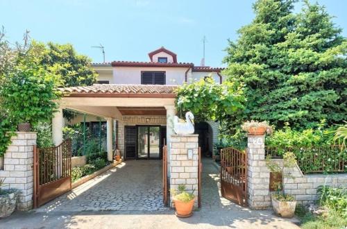 Geräumige Ferienwohnung in Fažana mit Gemeinsamem Grill