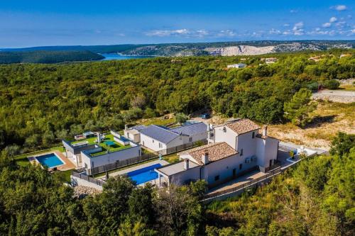 an aerial view of a house with a swimming pool at Brandneue Villa Vanda mit privatem Pool in Labin