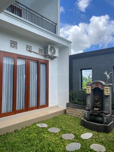 Bangunan di mana terletaknya vila ini