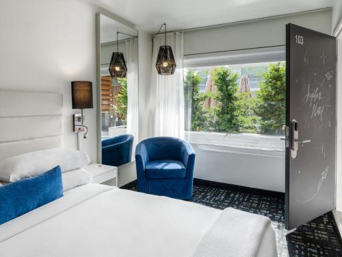 Postel nebo postele na pokoji v ubytování Jupiter Hotel