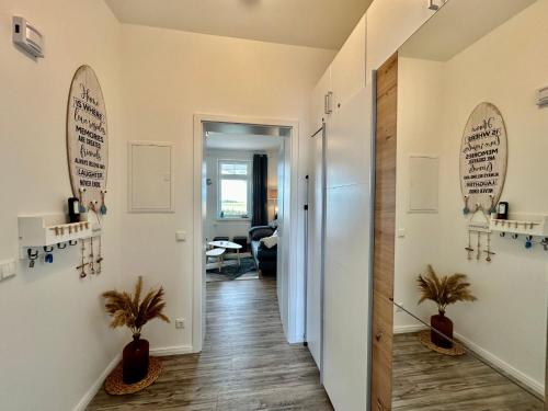 un corridoio con due piante in vaso in una stanza di Haus Concordia 2 Wellenreiter a Thiessow