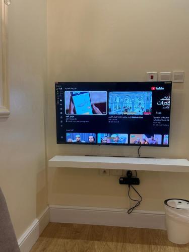 En TV eller et underholdningssystem på مشرفة الخير