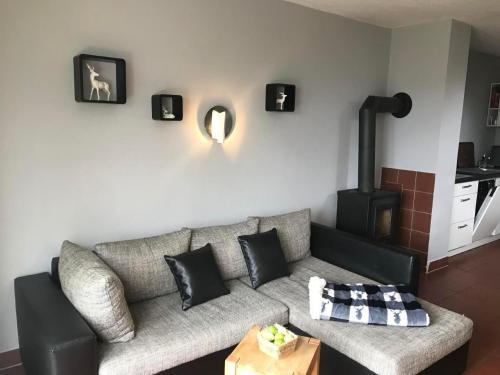 sala de estar con sofá y fogones en Hundefreundliches Ferienhaus in Zandt mit Terrasse, Grill und Garten - b48616, en Zandt