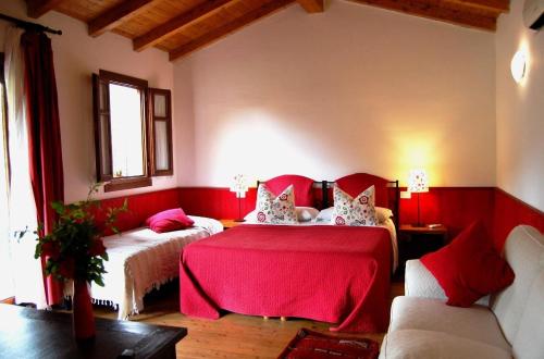 una camera rossa con letto e divano di Gästezimmer für 2 Personen 1 Kind ca 30 qm in Loiri Porto San Paolo, Sardinien Gallura - b58191 a Biacci