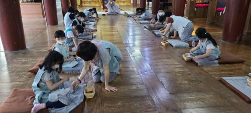 a group of people sitting on the floor at Kids & Family Hotel in Gyeongju