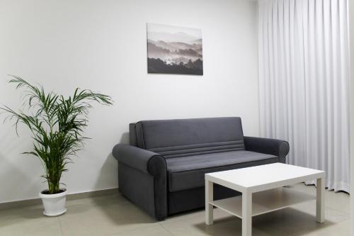 - un salon avec un canapé et une table dans l'établissement Suite Apartment #21 By Hashdera Eilat, à Eilat