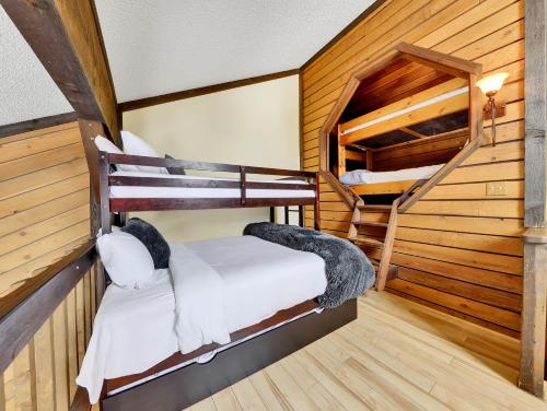 een kamer met 2 stapelbedden in een hut bij Snowshoe Village 5a Ski In-out in Brian Head