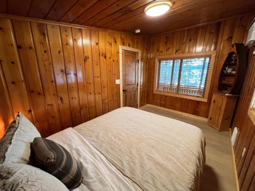 Voodi või voodid majutusasutuse Rustic 1 bd 1 ba Cabin at New Waitts Lake Resort toas
