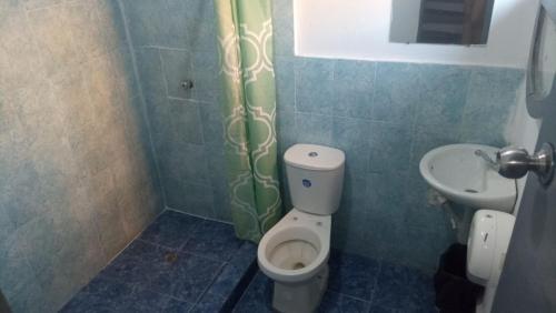 a bathroom with a toilet and a sink at HOTEL VISTA AL MAR habitacion para 6 personas in Rodadero