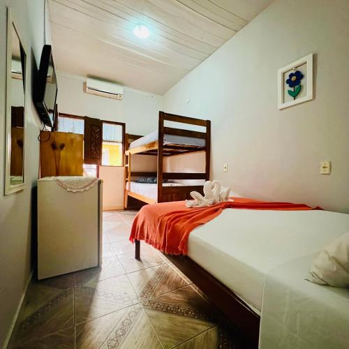 1 Schlafzimmer mit 1 Bett und 2 Etagenbetten in der Unterkunft Pousada Cafe e Mar Jeri in Jericoacoara