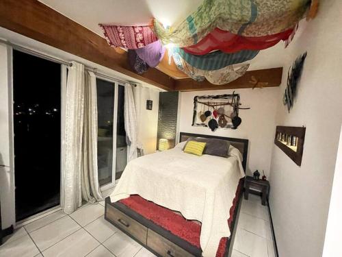 危地馬拉的住宿－Bonito apartamento en zona 1 Ciudad de Guatemala，一间卧室设有一张床和一个大窗户