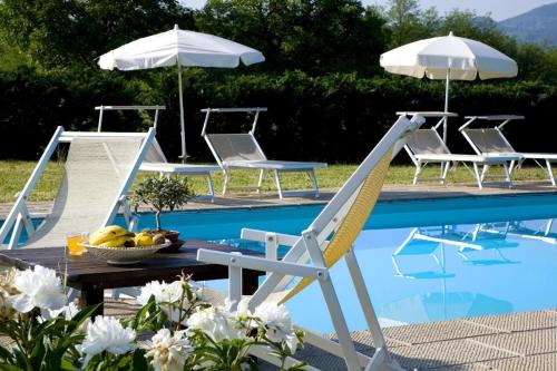 The swimming pool at or close to Elegantes Landhaus mit Pool, ideal für einen ruhigen Urlaub in den Hügeln der Toskana