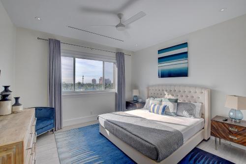 Säng eller sängar i ett rum på Modern Penthouse Near Atlantis and Beach
