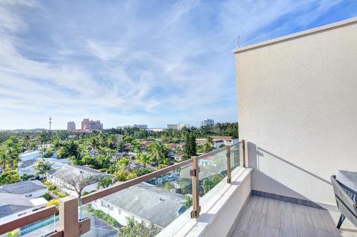 een balkon met uitzicht op de stad bij Modern Penthouse Near Atlantis and Beach in Creek Village