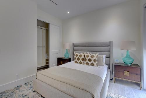 Säng eller sängar i ett rum på Modern Penthouse Near Atlantis and Beach