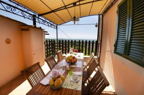 een tafel met fruit op het balkon bij Ferienhaus mit Privatpool für 6 Personen ca 80 qm in Ciciana, Toskana Provinz Lucca in Ciciana