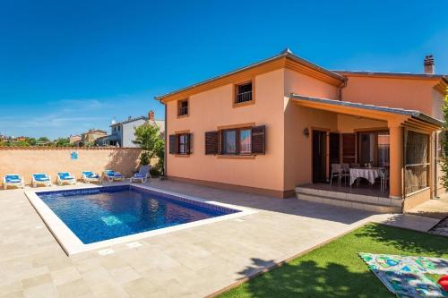 4 Schlafzimmer, 3 Badezimmer, Wohnzimmer, voll ausgestattete Küche, privater Pool, Sommerküche, Grill, Garten