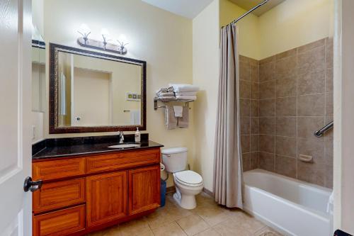 Un baño con lavabo, inodoro y ducha. en La Quinta Leisure, en La Quinta
