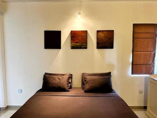 En eller flere senge i et værelse på Colombo City Villa by Ceylon Spaces