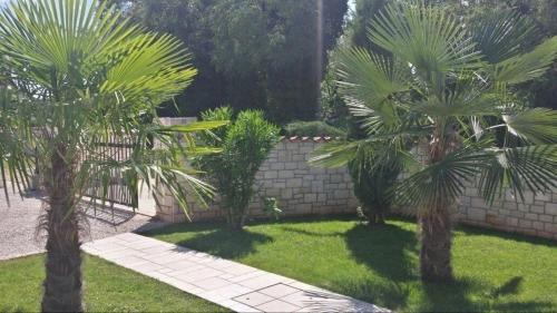 Ein Garten an der Unterkunft Nettes Ferienhaus in Žikovići mit Privatem Pool