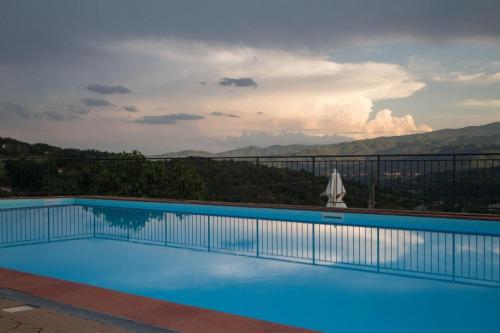 普拉托韋基奧的住宿－Freistehendes Agriturismo in der Toskana für zwei Personen mit gemeinschaftlichem Garten und Pool，山景游泳池