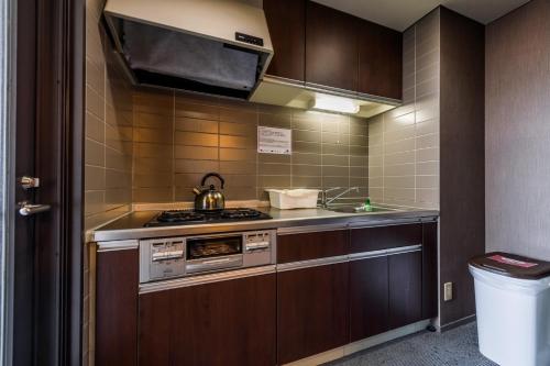 una piccola cucina con fornelli e lavello di E-horizon Resort Condominium Sesoko - Vacation STAY 92904v a Sesoko