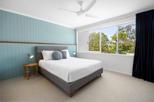 Ένα ή περισσότερα κρεβάτια σε δωμάτιο στο Villa Le Miramar Perfect for your Pooch Holiday