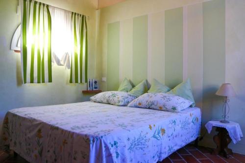 een slaapkamer met een bed met een wit dekbed bij Wohnung in Cascina mit Privatem Garten in Cascina