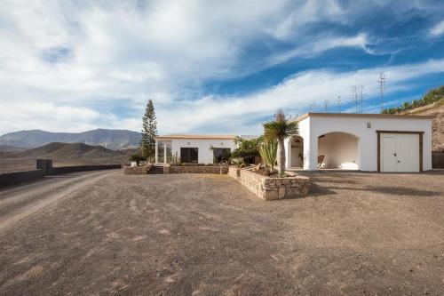 una casa al lado de un camino de tierra en Ferienhaus in Tuineje mit Großer Terrasse en Tesejerague