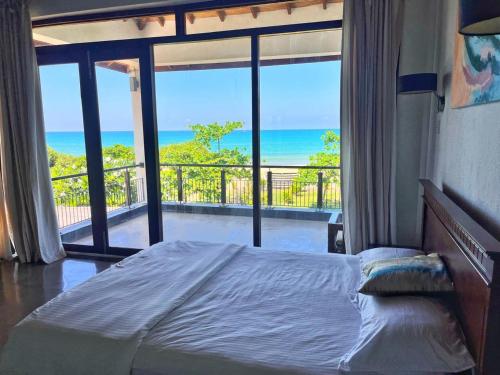 Ένα ή περισσότερα κρεβάτια σε δωμάτιο στο Nilaveli Bay Villa by Ceylon Spaces