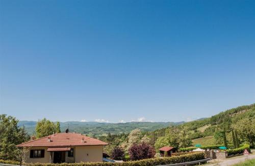 una casa con vista su una montagna di Ferienhaus mit Privatpool für 6 Personen ca 120 qm in Lonnano, Toskana Provinz Arezzo a Pratovecchio