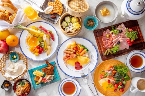 una mesa llena de platos de comida y bebida en Hilton Nagoya Hotel, en Nagoya