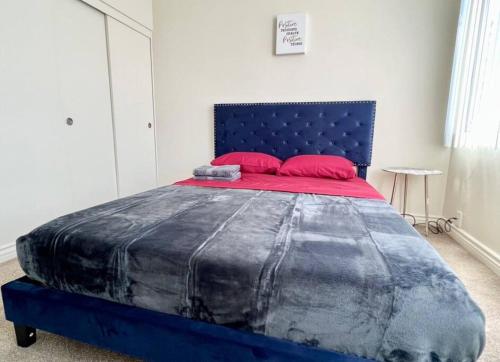 Schlafzimmer mit einem blauen Bett und roten Kissen in der Unterkunft Marina Perfect 1 bd,pool,parking,center in Los Angeles