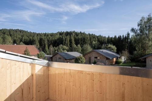 a wooden fence in front of a house at Unterkunft EXCLUSIVE FERIENWOHNUNG MIT EIGENER SAUNA in Regen