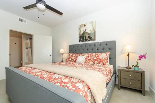 1 dormitorio con 1 cama grande y ventilador de techo en Huge 2bd Apt Near Disneyland and Anaheim Conv Center, en Santa Ana