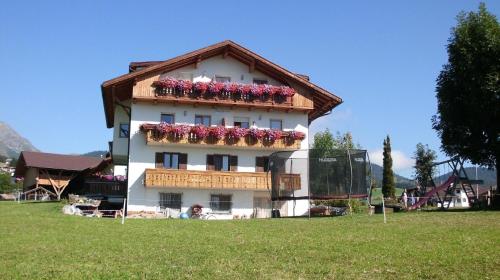 un bâtiment avec des boîtes de fleurs au-dessus dans l'établissement Herrliches Appartement ideal für Familien, à Maranza