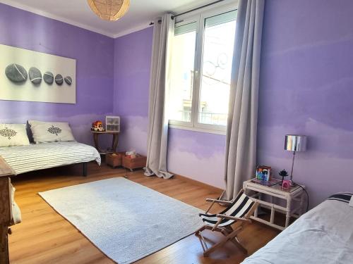 ein lila Zimmer mit einem Bett und einem Fenster in der Unterkunft Maison Banyuls-sur-Mer, 6 pièces, 6 personnes - FR-1-309-437 in Banyuls-sur-Mer