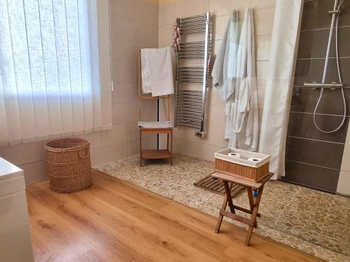ein Badezimmer mit einer Dusche und einem Holztisch in der Unterkunft Maison Banyuls-sur-Mer, 6 pièces, 6 personnes - FR-1-309-437 in Banyuls-sur-Mer