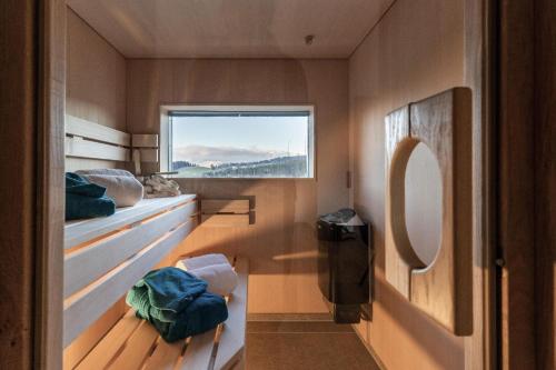 ein kleines Zimmer mit einem Fenster und einigen Handtüchern in der Unterkunft Unterkunft EXKLUSIVE FERIENWOHNUNG MIT EIGENER SAUNA in Regen