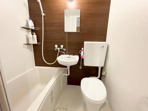 małą łazienkę z toaletą i umywalką w obiekcie M Ikebukuro Apartment0107 w Tokio