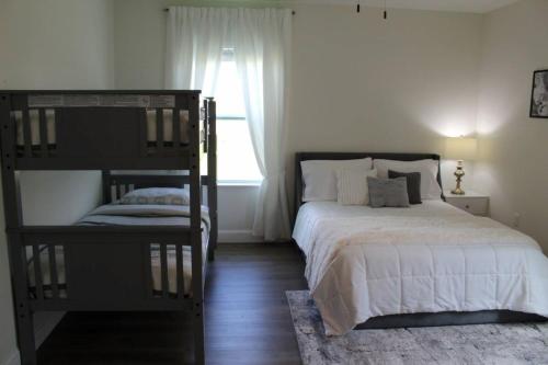 1 dormitorio con litera y ventana en Lake Marlin Villa en Port Charlotte