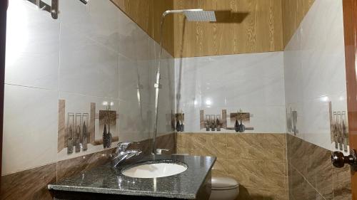 Malá home & coffee في دالات: حمام مع حوض ومرحاض