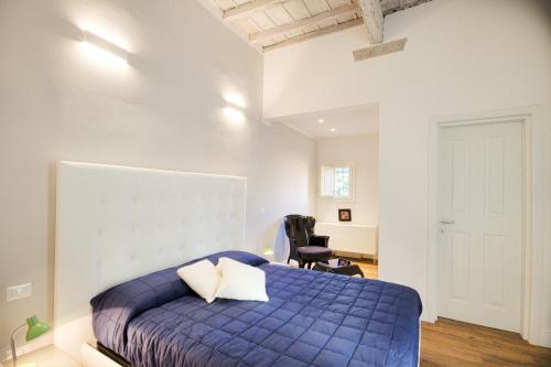 フィレンツェにあるSan Zanobi Apartmentのベッドルーム(青いベッド1台、椅子付)