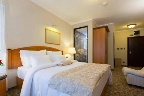 1 dormitorio con 1 cama grande en una habitación de hotel en Mine Hotel, en Ho Chi Minh