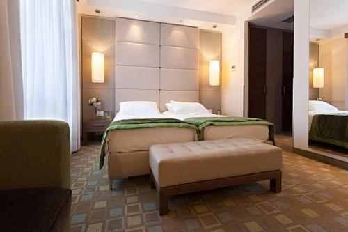 Habitación de hotel con 2 camas y sofá en Mine Hotel, en Ho Chi Minh