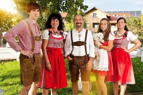משפחה שוהה ב-Ferienwohnung in Rannersdorf mit Großem Garten