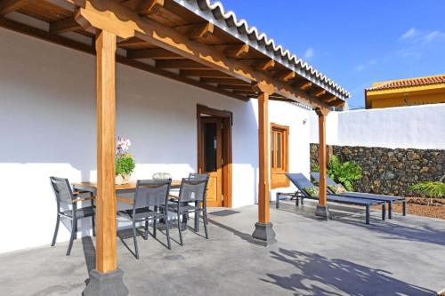 a patio with a wooden pergola and a table and chairs at Ferienhaus für 2 Personen ca 80 qm in La Laguna, La Palma Westküste von La Palma in Los Llanos de Aridane