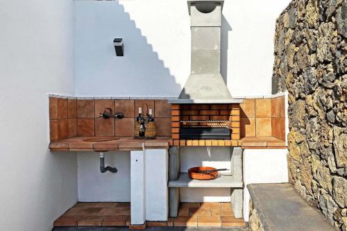 a small kitchen with a stove in a wall at Ferienhaus für 2 Personen ca 80 qm in La Laguna, La Palma Westküste von La Palma in Los Llanos de Aridane