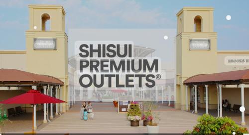 a rendering of a building with a sign that reads shisu premium outlets at 広々とした新築戸建 八街駅から徒歩10分車3台駐車可4LDK Free wifi in Yachimata